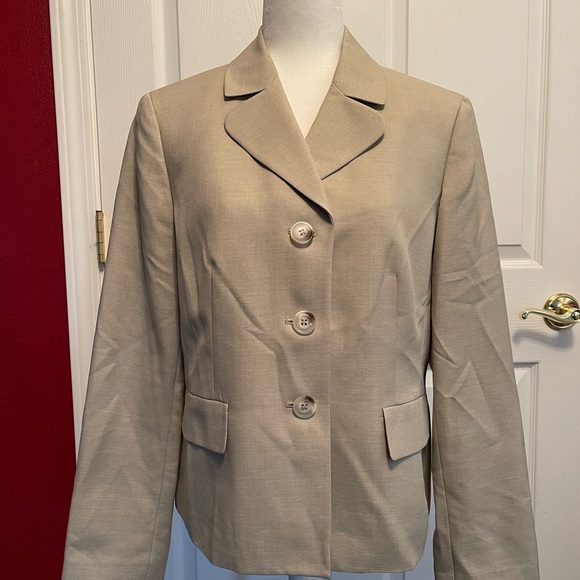 Jones Studio Tan Blazer with Notched Lapels and Tailored Fit - Picture 1 of 6